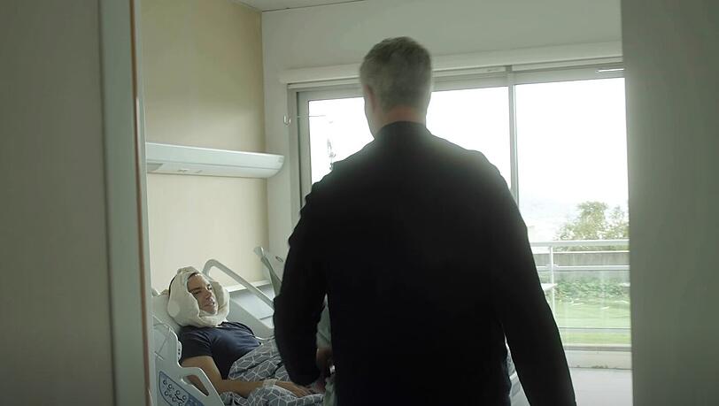 Ralf Schumacher besucht seinen Partner Étienne im Krankenhaus, nachdem dieser ein Facelift hatte. Ralf Schumacher besucht seinen Partner Étienne im Krankenhaus, nachdem dieser ein Facelift hatte.