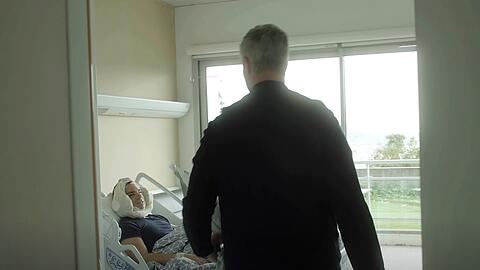 Ralf Schumacher besucht seinen Partner &Eacute;tienne im Krankenhaus, nachdem dieser ein Facelift hatte.