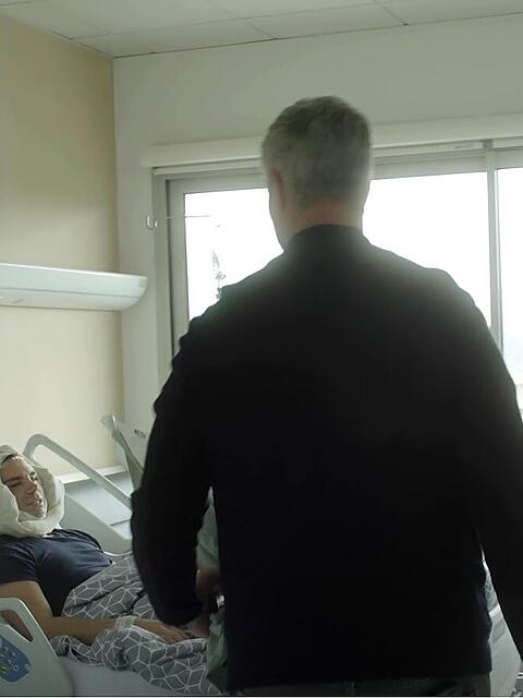 Ralf Schumacher besucht seinen Partner &Eacute;tienne im Krankenhaus, nachdem dieser ein Facelift hatte.