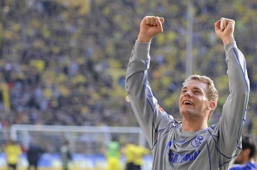 Jubelte vor der Dortmund-Fantribüne: Schalke-Keeper Manuel Neuer.