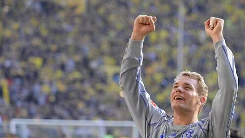 Jubelte vor der Dortmund-Fantribüne: Schalke-Keeper Manuel Neuer. Jubelte vor der Dortmund-Fantribüne: Schalke-Keeper Manuel Neuer.