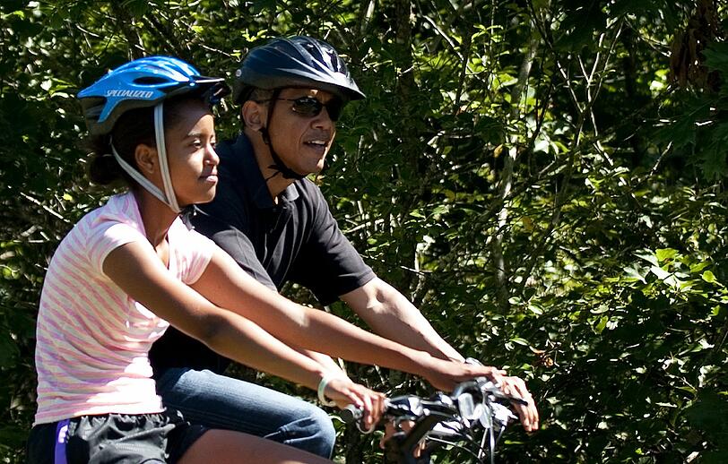 Präsident Obama genoss die Sommermonate mit seinen Liebsten, bevor er wegen Hurricane "Irene" seine Ferien abbrechen musste. Vorher hatte er jedoch viel Spaß: Mit Tochter Malia machte er eine Radtour...
