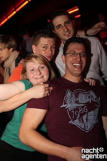 Bei der "90er Partynacht" in der Milchbar hatten sich am Donnerstag alle sichtlich lieb. Mehr Bilder unter: www.nachtagenten.de