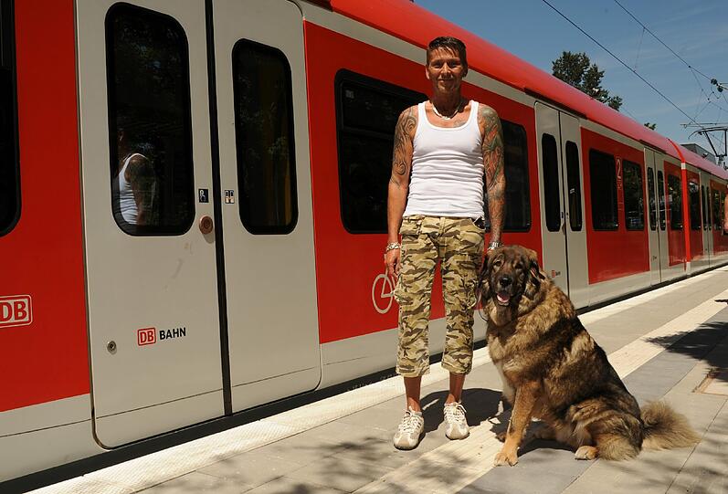 &bdquo;Er ist ein Mordsprackl, aber ängstlich&ldquo;, sagt Uwe Frank (48) über seinen Hütehund Toni. Der Rüde liebt es, S-Bahn zu fahren.