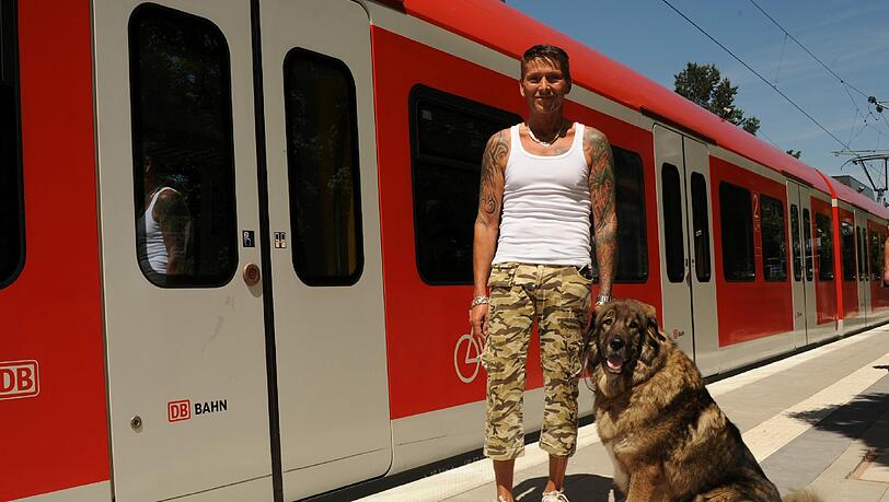 „Er ist ein Mordsprackl, aber ängstlich“, sagt Uwe Frank (48) über seinen Hütehund Toni. Der Rüde liebt es, S-Bahn zu fahren. „Er ist ein Mordsprackl, aber ängstlich“, sagt Uwe Frank (48) über seinen Hütehund Toni. Der Rüde liebt es, S-Bahn zu fahren.