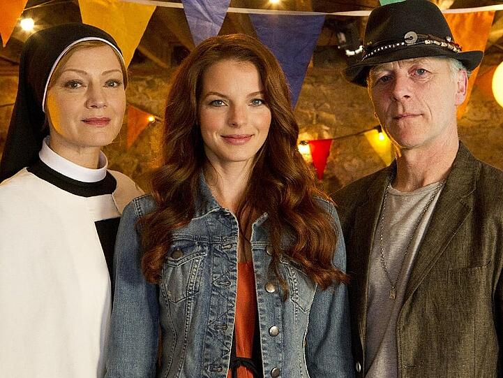 Marion Mitterhammer, Yvonne Catterfeld (Mitte) und Stuart Dunne in der ZDF-Herzkino-Produktion "Cecelia Ahern: Zwischen Himmel und hier"