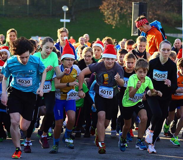 Am Samstag liefen mehr als 1.700 Münchner durch den Olympiapark. Die Bilder vom Nikolauslauf.