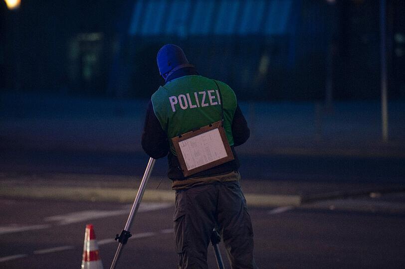 Berlin-Marzahn. Die Polizei sichert den Einsatzort, an dem ein VErdächtiger erschossen wurde.