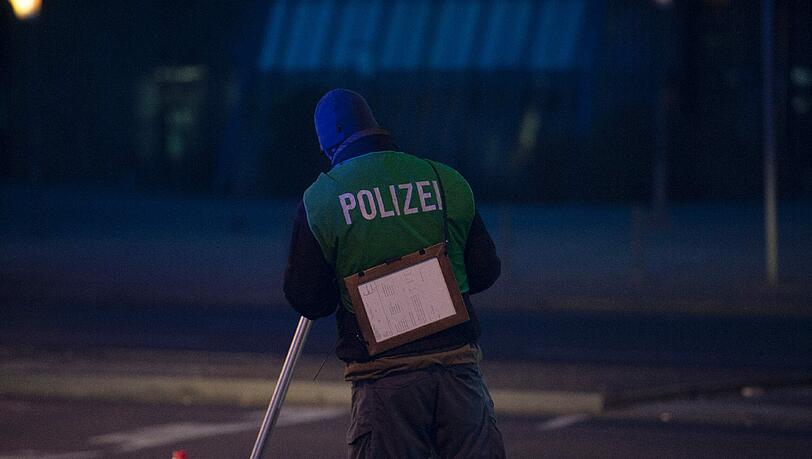 Berlin-Marzahn. Die Polizei sichert den Einsatzort, an dem ein VErdächtiger erschossen wurde.