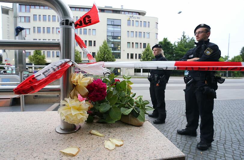 Blumen liegen am Zugang zur U-Bahnstation Olympia-Einkaufszentrum.