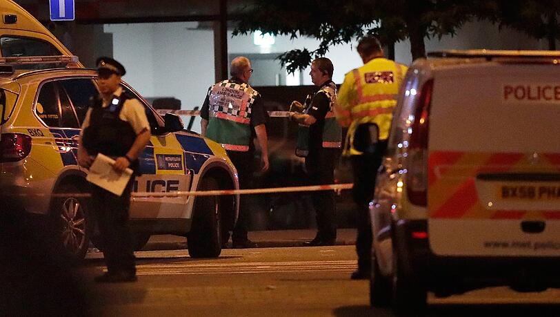 Ein Minivan rast im Londoner Stadtteil Finsbury Park vor einer Moschee in eine Menschenmenge. Ein Minivan rast im Londoner Stadtteil Finsbury Park vor einer Moschee in eine Menschenmenge.