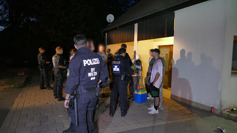 Die Polizei musste die gut 180 Demonstranten vom Wohnhaus des "Drachenlords" trennen.