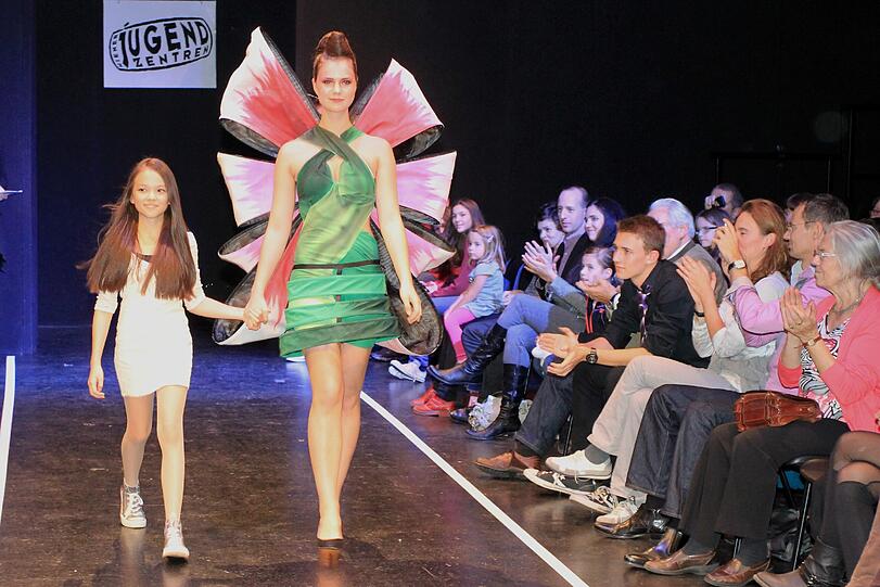Eileen (links) mit einem Model im von ihr designten Blütenkleid.