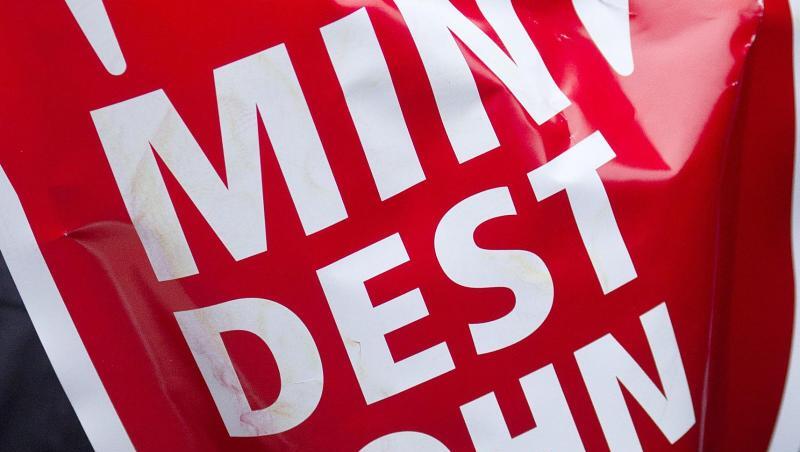 Zur Einführung 2015 betrug der Mindeststundenlohn zunächst 8,50 Euro, ab Januar 2017 dann 8,84 Euro. Inzwischen müssen mindestens 9,35 Euro pro Stunde gezahlt werden. Zur Einführung 2015 betrug der Mindeststundenlohn zunächst 8,50 Euro, ab Januar 2017 dann 8,84 Euro. Inzwischen müssen mindestens 9,35 Euro pro Stunde gezahlt werden.