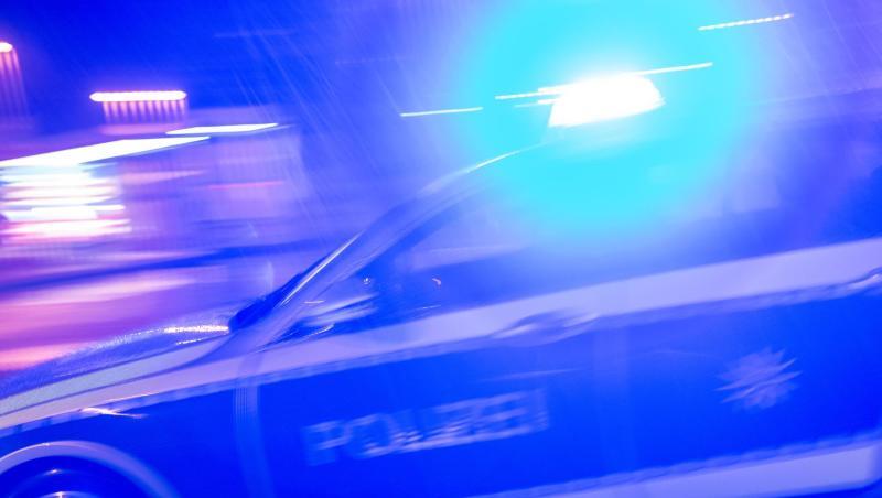 Ein Polizeiauto fährt im Einsatz mit Blaulicht über eine Straße. Foto: Patrick Seeger/dpa/Symbolbild Ein Polizeiauto fährt im Einsatz mit Blaulicht über eine Straße. Foto: Patrick Seeger/dpa/Symbolbild