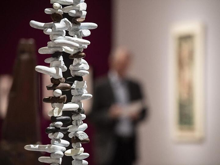 Eine Arbeit von Louise Bourgeois, die vor allem für ihre riesigen Spinnen-Skulpturen bekannt ist.