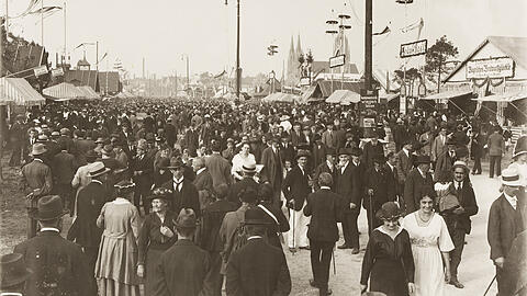 Die Hauptstraße auf dem Festgelände des Münchner Oktoberfests im Jahr 1921.