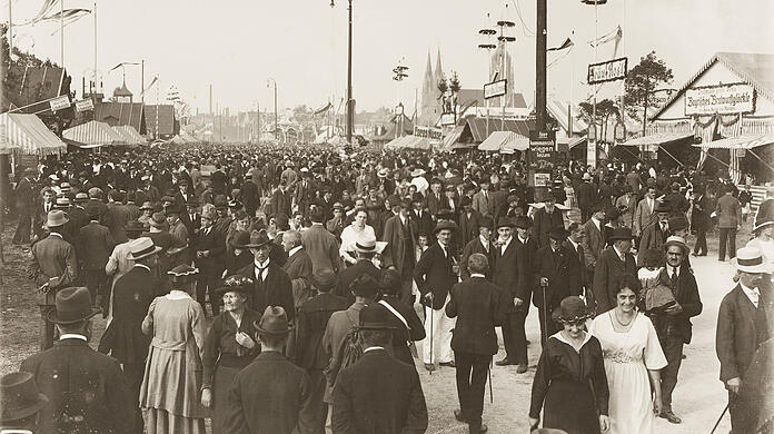 Die Hauptstraße auf dem Festgelände des Münchner Oktoberfests im Jahr 1921.