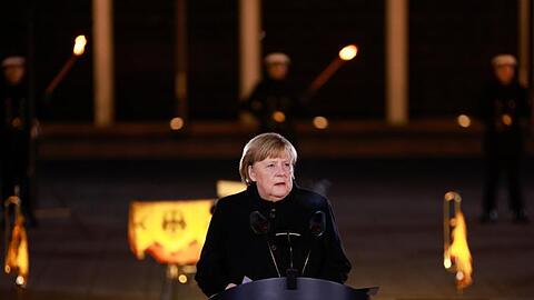 Bundeskanzlerin Angela Merkel hält bei ihrer Verabschiedung durch die Bundeswehr eine Rede.