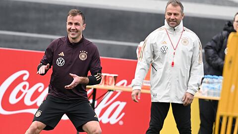 Mario Götze (l) sucht spielerisch noch nach seiner Rolle in der DFB-Elf - neben dem Platz hat er sie gefunden.