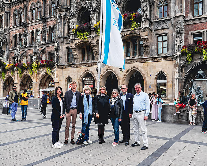 Die meisten Parteien im Münchner Stadtrat zeigen sich gemeinsam solidarisch gegenüber Israel (vl.l.): Anne Hübner (SPD/Volt), Dominik Krause (Die Grünen – Rosa Liste), Evelyne Menges (CSU mit Freie Wähler), Dominik Krause (Die Grünen - Rosa Liste), Gabriele Neff (FDP Bayernpartei), Manuel Pretzl (CSU mit Freie Wähler) und Christian Müller (SPD/Volt).