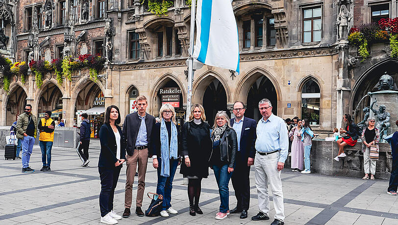 Die meisten Parteien im Münchner Stadtrat zeigen sich gemeinsam solidarisch gegenüber Israel (vl.l.): Anne Hübner (SPD/Volt), Dominik Krause (Die Grünen – Rosa Liste), Evelyne Menges (CSU mit Freie Wähler), Dominik Krause (Die Grünen - Rosa Liste), Gabriele Neff (FDP Bayernpartei), Manuel Pretzl (CSU mit Freie Wähler) und Christian Müller (SPD/Volt). Die meisten Parteien im Münchner Stadtrat zeigen sich gemeinsam solidarisch gegenüber Israel (vl.l.): Anne Hübner (SPD/Volt), Dominik Krause (Die Grünen – Rosa Liste), Evelyne Menges (CSU mit Freie Wähler), Dominik Krause (Die Grünen - Rosa Liste), Gabriele Neff (FDP Bayernpartei), Manuel Pretzl (CSU mit Freie Wähler) und Christian Müller (SPD/Volt).