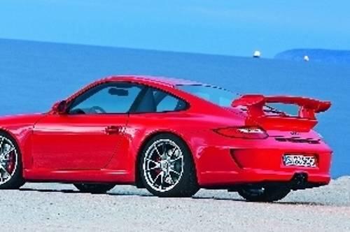 Imposantes Spoilerwerk: das Heck des Stuttgarter Sport-Boliden.