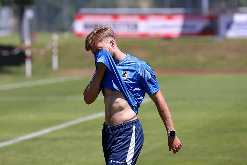 Kommt schon vor dem Spiel ins Schwitzen. Mathew Collins, Sohn von Weltstar Phil Collins, sitzt zun&auml;chst auf der Bank.