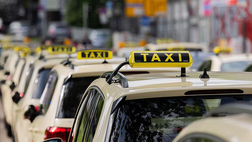 Die Taxibranche k&auml;mpft seit Jahren gegen den Wettbewerb durch Mietwagenplattformen wie Uber oder Bolt. (Archivbild)