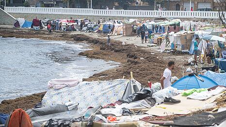 Nach der massenhaften Ankunft hatten Tausende rund eineinhalb Monate unter schwierigen Bedingungen auf der Stra&szlig;e oder am Strand verbracht.
