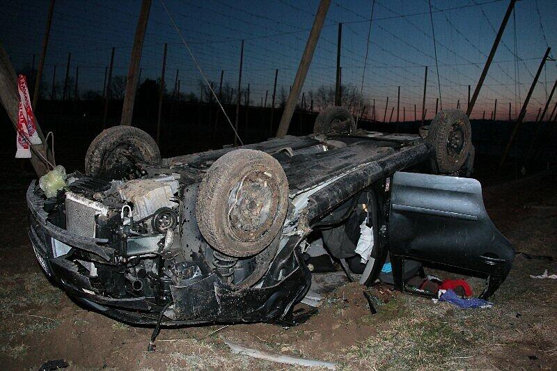 Die schrecklichen Bilder vom Unfall in der Holledau: Ein Teenager starb, als der Polo die steile Böschung hinabstürzte, zwei wurden schwer verletzt.