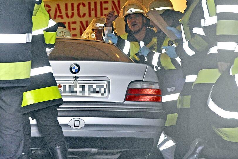 Der BMW wurde mit seiner an der Wand der Tiefgarage eingeklemmt. Die Polizei befreite den Fahrer aus seiner misslichen Lage