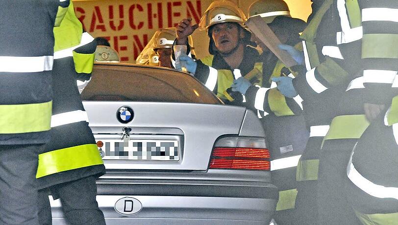 Der BMW wurde mit seiner an der Wand der Tiefgarage eingeklemmt. Die Polizei befreite den Fahrer aus seiner misslichen Lage Der BMW wurde mit seiner an der Wand der Tiefgarage eingeklemmt. Die Polizei befreite den Fahrer aus seiner misslichen Lage