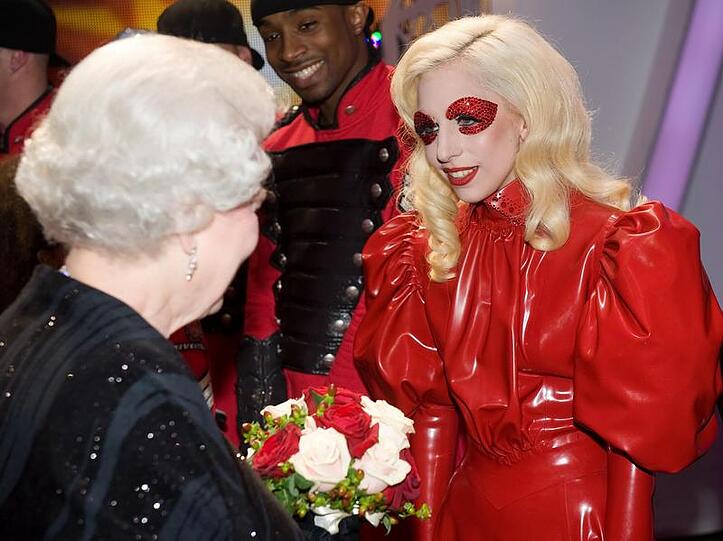Königin Elizabeth II. trifft Lady Gaga im Rahmen der alljährlichen Benefiz-Veranstaltung "Royal Variety Gala" in Blackpool.