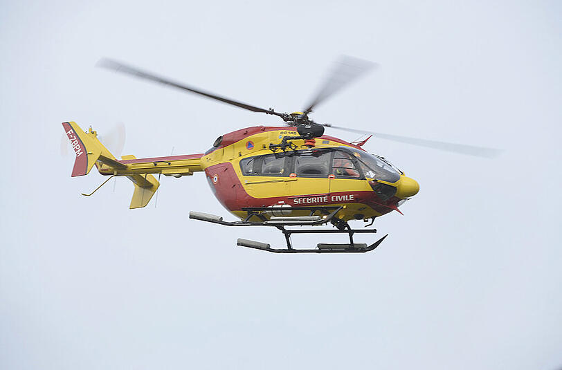 Ein Hubschrauber auf dem Weg zum Unfallort.