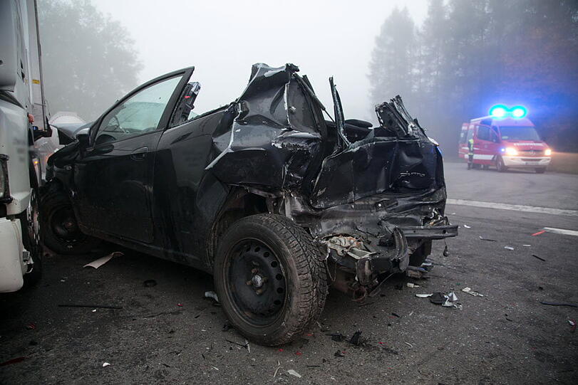 Schwerer Unfall im Morgennebel auf der B20 - die Bilder von der Bergung