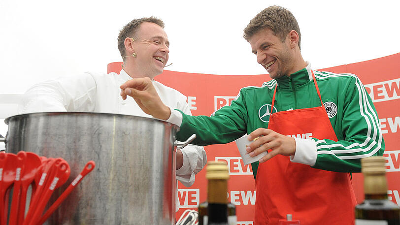 Hatten ihren Spaß: DFB-Coach Holger Stromberg (links) und Nationalspieler Thomas Müller.