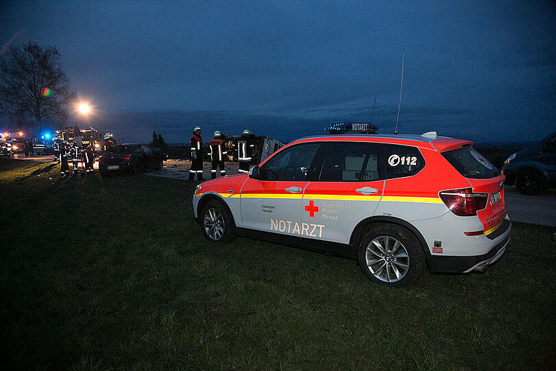Bei dem Aufprall wurde der Motor aus dem Opel gerissen - die Bilder vom Bergungseinsatz am Sonntagabend.