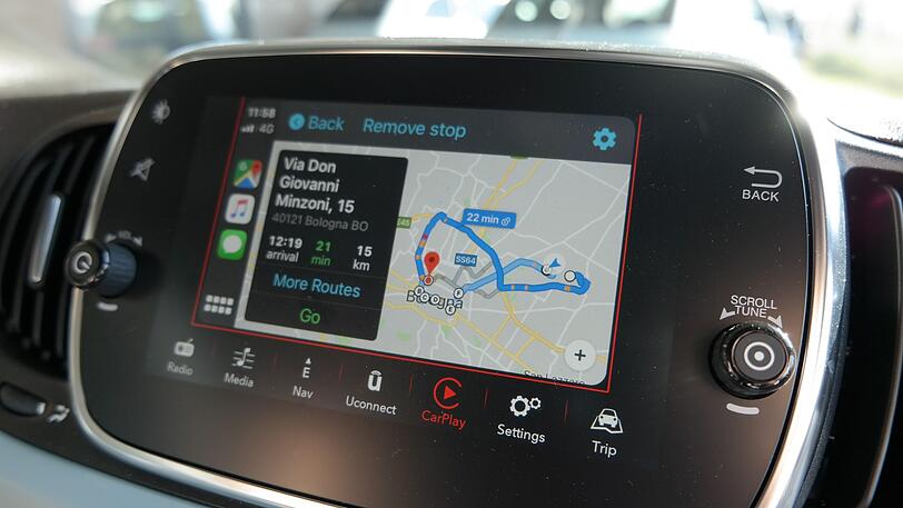 Per Apple Carplay oder Android Auto kann das Smartphone die Navigation übernehmen.