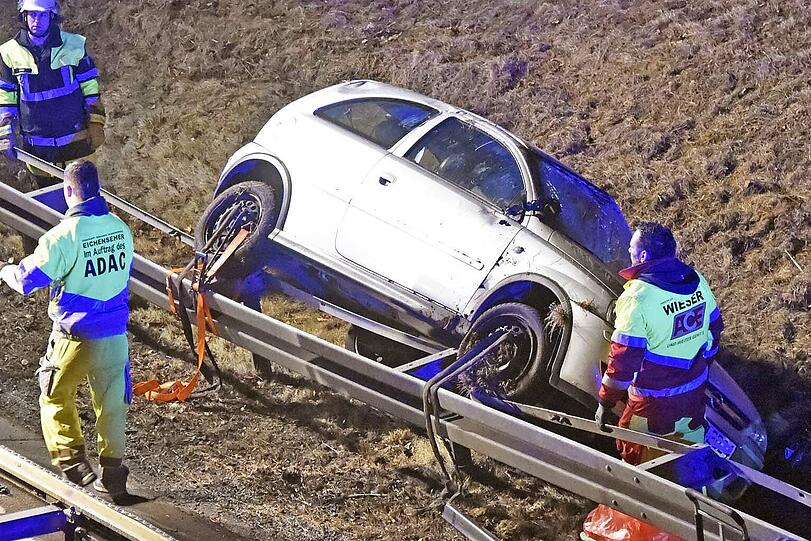 Der Corsa kollidierte mit der Leitplanke und kippte um.