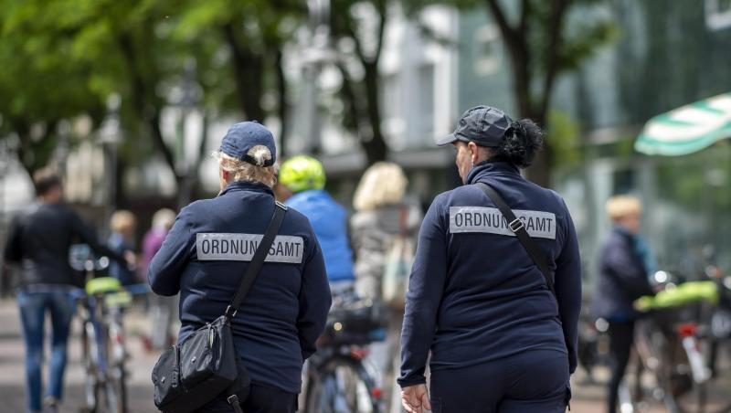 Zwei Mitarbeiterinnen vom Ordnungsamt kontrollieren in der Berliner Straße in der Innenstadt von Güterloh. Zwei Mitarbeiterinnen vom Ordnungsamt kontrollieren in der Berliner Straße in der Innenstadt von Güterloh.