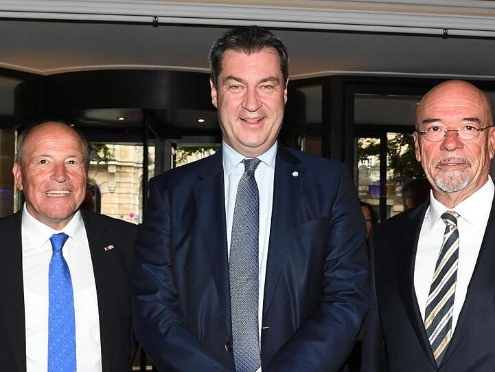 Alfred Gaffal (l.-r.), Markus Söder (CSU) und Wolfram Hatz, stehen zusammen. Foto: Angelika Warmuth