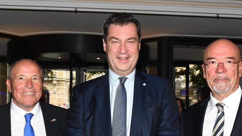 Alfred Gaffal (l.-r.), Markus Söder (CSU) und Wolfram Hatz, stehen zusammen. Foto: Angelika Warmuth Alfred Gaffal (l.-r.), Markus Söder (CSU) und Wolfram Hatz, stehen zusammen. Foto: Angelika Warmuth