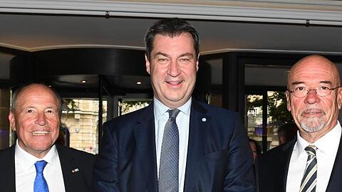 Alfred Gaffal (l.-r.), Markus Söder (CSU) und Wolfram Hatz, stehen zusammen. Foto: Angelika Warmuth
