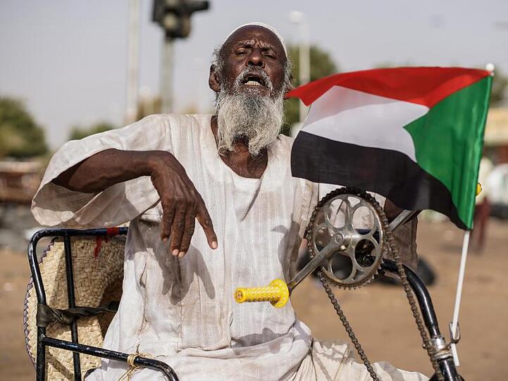 Sudanese bei einer Kundgebung: Die Menschen fordern nach dem Sturz des autokratischen Präsidenten die Bildung einer Zivilregierung.