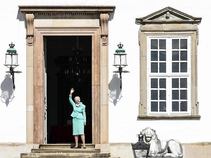 Happy Birthday: Königin Margrethe II. von Dänemark winkt am Schloss Fredensborg.