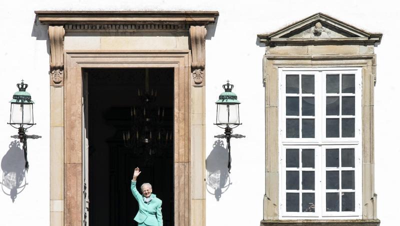 Happy Birthday: Königin Margrethe II. von Dänemark winkt am Schloss Fredensborg. Happy Birthday: Königin Margrethe II. von Dänemark winkt am Schloss Fredensborg.