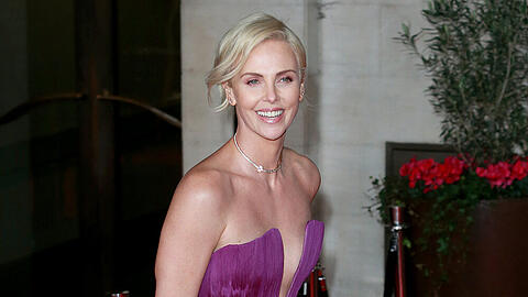 Schauspielerin Charlize Theron hat mit einem Familienbild bei Instagram überrascht.