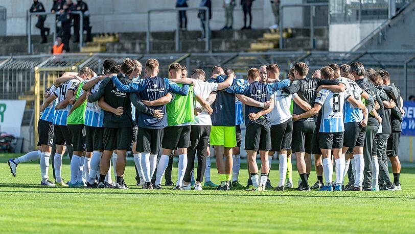 Gerade in Krisenzeiten empfiehlt es sich, enger zusammenzurücken: das Team des TSV 1860 um Trainer Michael Köllner und Sport-Chef Günther Gorenzel nach der Niederlage gegen den FSV Zwickau.