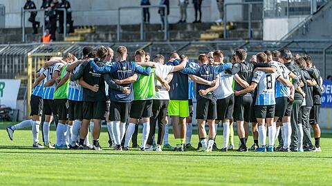 Gerade in Krisenzeiten empfiehlt es sich, enger zusammenzurücken: das Team des TSV 1860 um Trainer Michael Köllner und Sport-Chef Günther Gorenzel nach der Niederlage gegen den FSV Zwickau.